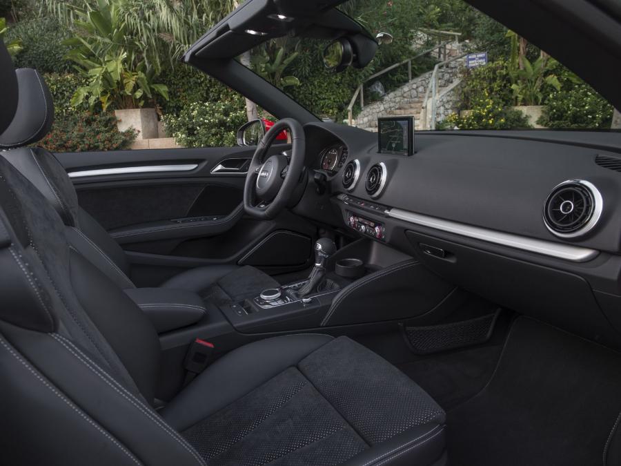 Интерьер Audi A3 Cabriolet 2.0 TDI S-Line (8V) 2013 года  (WW) (фото 15 из 24)